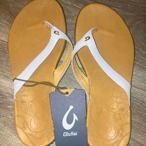 Olukai women’s size 6 leather flip flops